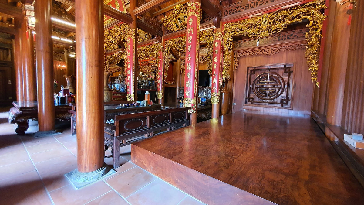 Nhà thờ tổ được xây mới theo kiến trúc nhà truyền thống Bắc Bộ, gồm 36 cột gỗ quý. Ảnh: Dân trí