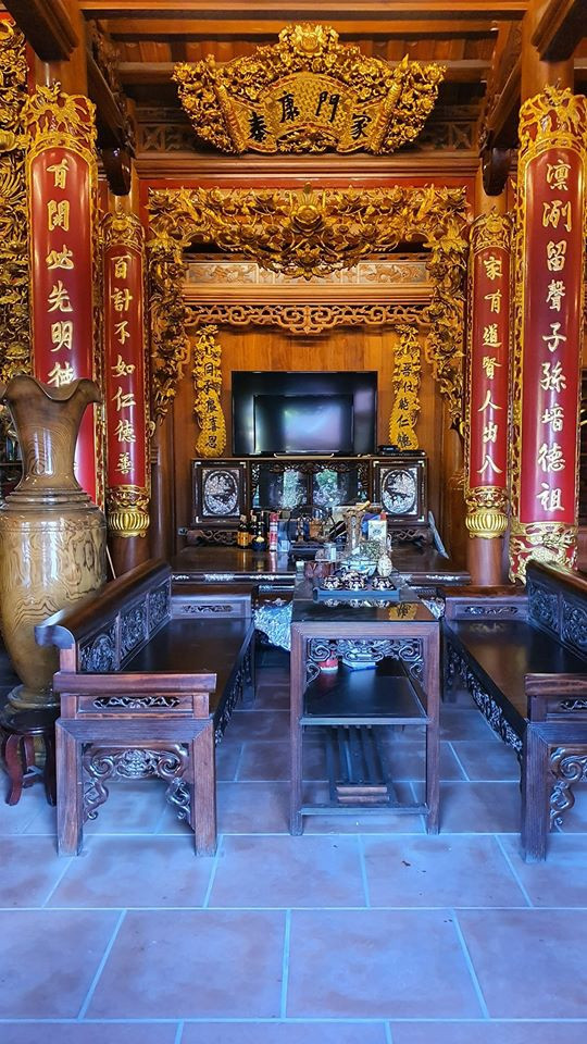 Tất cả đều được sơn son, thếp vàng. Riêng phần chữ nho bên trên được dát vàng 9999, trị giá vài trăm triệu đồng. Ảnh: Dân trí