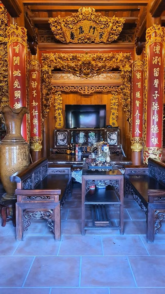 Tất cả đều được sơn son, thếp vàng. Riêng phần chữ nho bên trên được dát vàng 9999, trị giá vài trăm triệu đồng. Ảnh: Dân trí