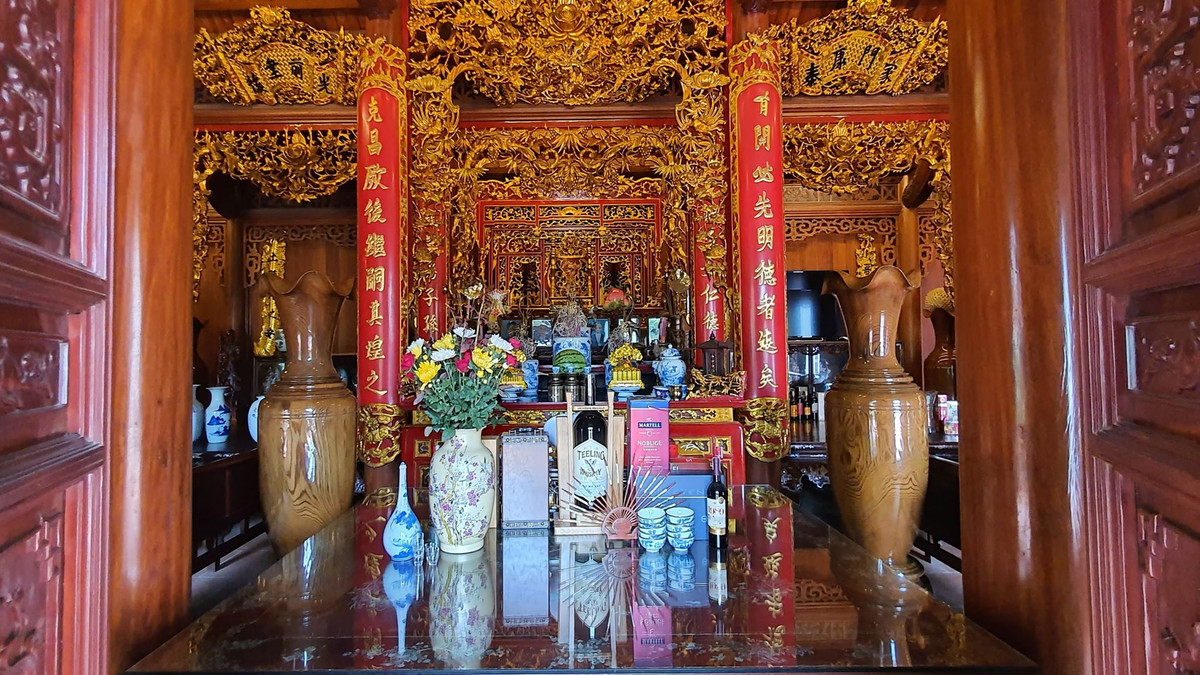 Hoành phi, câu đối bên trong nhà được làm từ gỗ mít. Ảnh: Dân trí