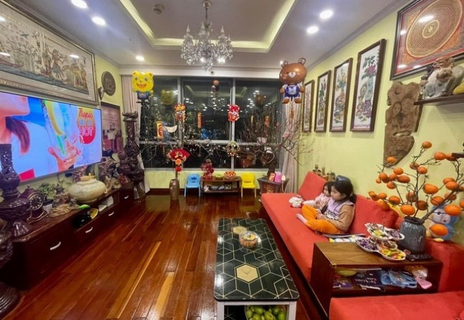 Trong nhà, nghệ sĩ Tự Long trang trí nhiều món đồ lưu niệm nhỏ xinh.