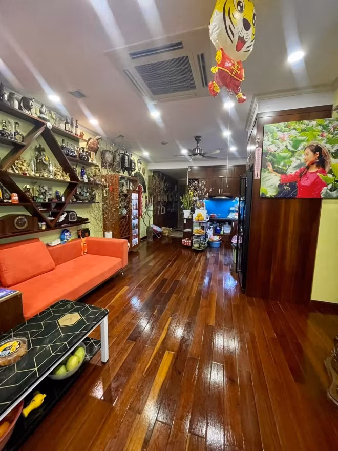 Khu phòng khách thường xuyên được nam nghệ sĩ chia sẻ khi sinh hoạt cùng gia đình. Nguồn ảnh: FBNV