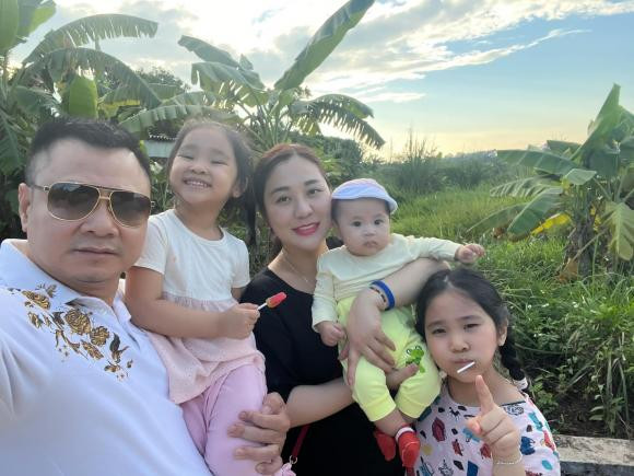 Mới đây, trong lần "ba bố con dắt nhau về quê", NSND Tự Long vô tình hé lộ mảnh đất mà vợ chồng anh sở hữu.