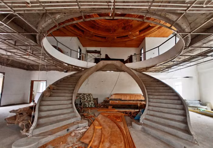 Cầu thang chính giữa sảnh mang phong cách cổ điển, hoàn toàn bằng gỗ. Ảnh: Báo giao thông