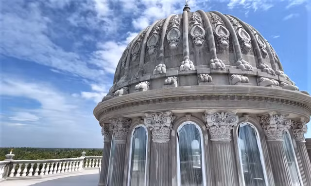 Từng chi tiết bên ngoài được chạm trổ tỉ mỉ đến từng chi tiết. Ảnh: Báo giao thông