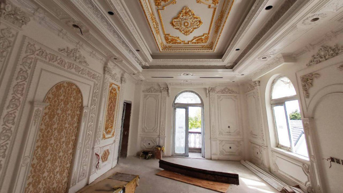 Mỗi căn phòng bên trong thiết kế theo phong cách cổ điển phương Tây. Ảnh: Báo giao thông