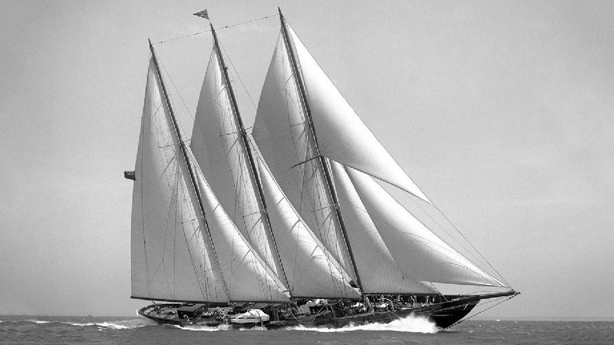 Creole cũng là một trong những du thuyền mang tính biểu tượng nhất mọi thời đại với nhiều câu chuyện đầy bi kịch. Chủ nhân đầu tiên của chiếc du thuyền đã qua đời ở tuổi 55, chỉ hai năm sau khi con thuyền được hạ thủy. Ảnh: Boat International