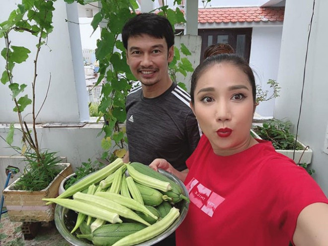 Tại TP HCM, MC Cát Tường cũng có một căn nhà rộng rãi với phần sân thượng trồng nhiều rau củ. Ảnh: FBNV