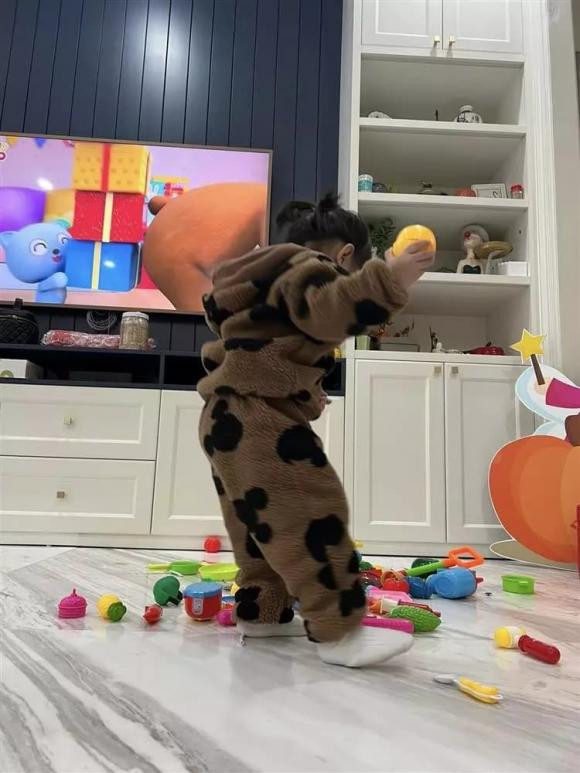 Bên cạnh đó, căn nhà được lắp đặt thang máy thuận tiện di chuyển cho các thành viên vì quá nhiều tầng.