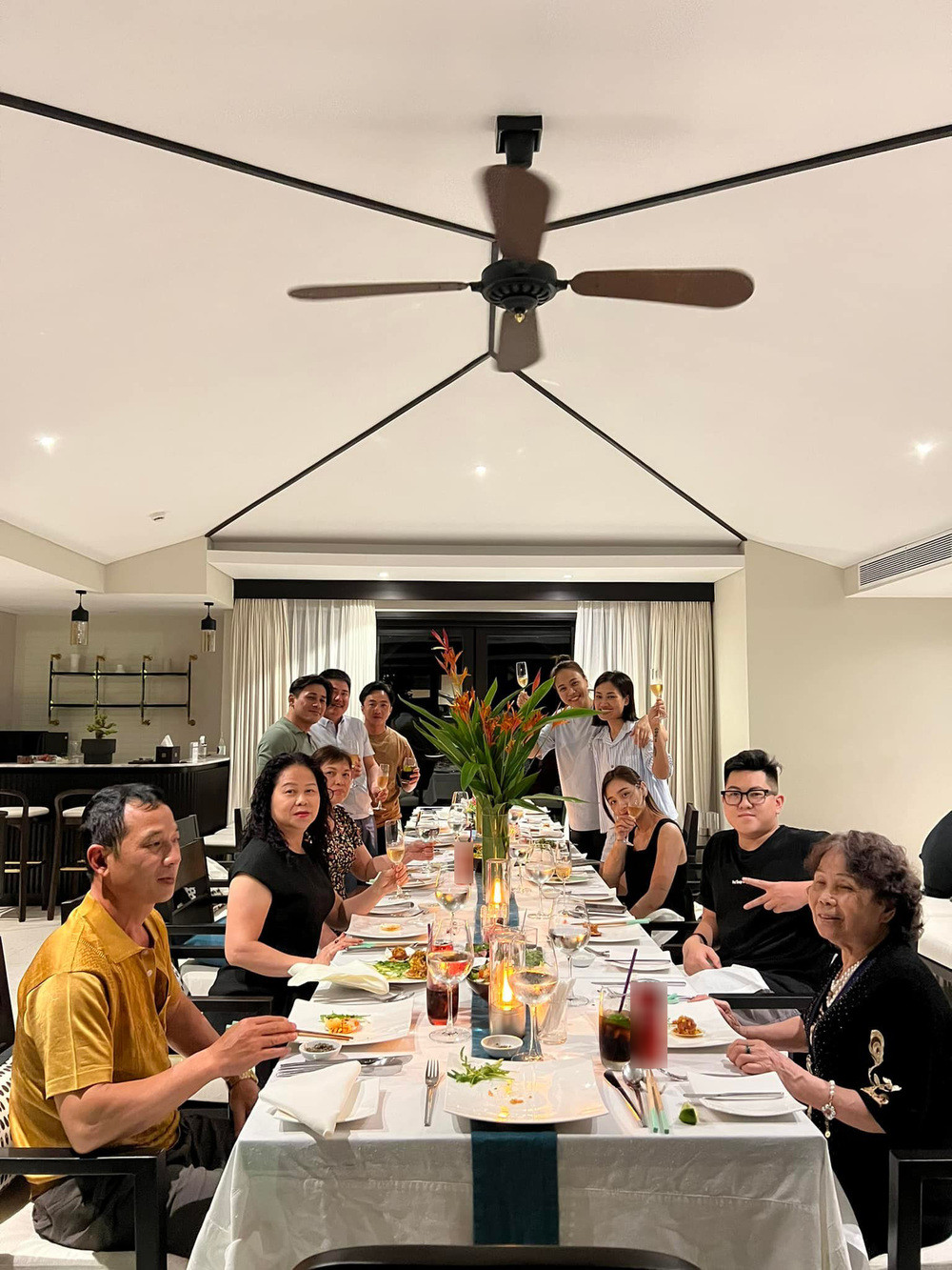 Không gian phòng ăn sang trọng, rộng rãi. Nguồn ảnh: FBNV