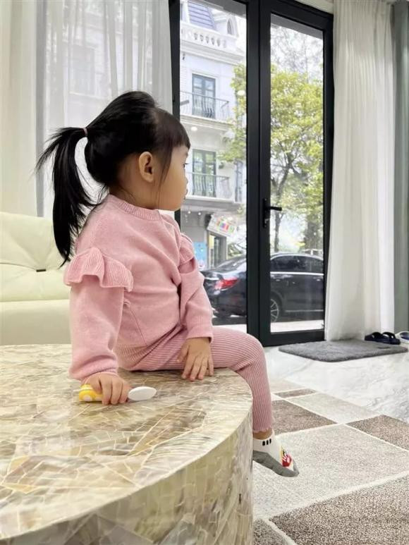 Sàn được lót đá hoa cương và thảm sang trọng.