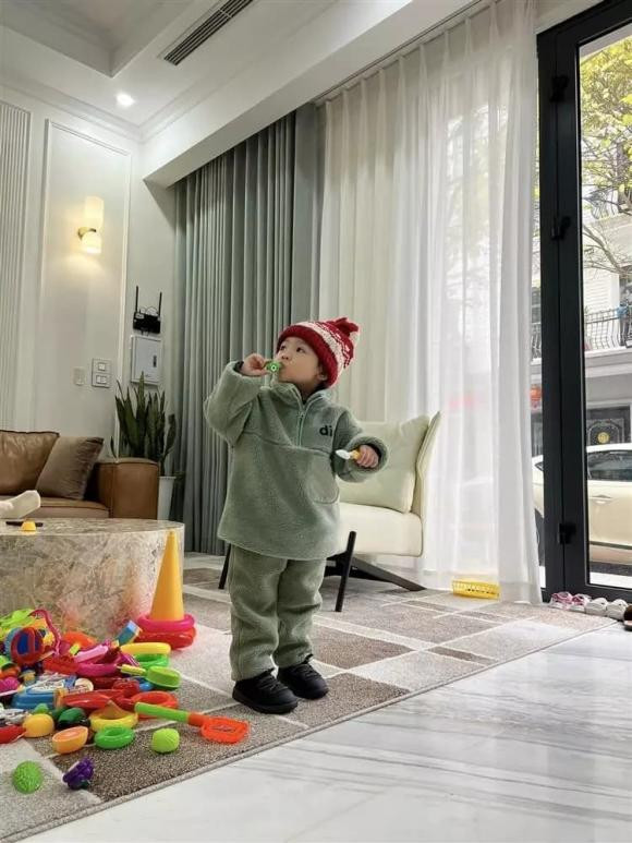 Phòng khách được bày biện một bộ bàn ghế sang trọng, hệ thống điều hòa tiện nghi.