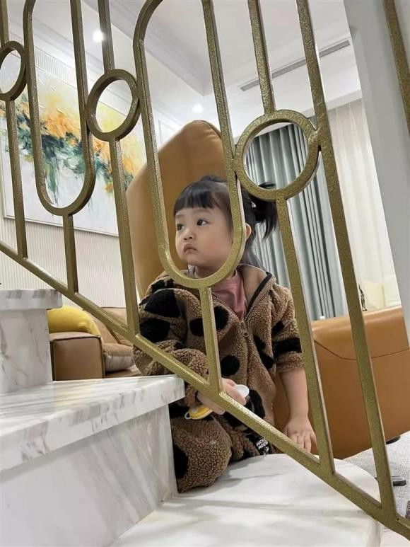 Tại các góc nhỏ được đặt thêm những chậu cây phong thủy tạo màu xanh tươi mát.