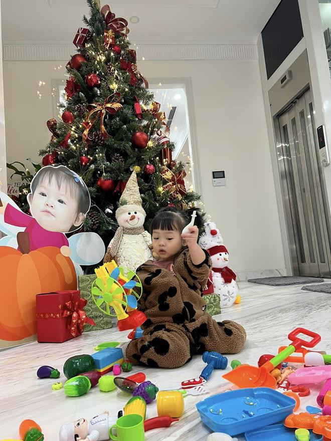 Trên trang cá nhân, mẹ ruột Đàm Thu Trang cũng hé lộ loạt ảnh đáng yêu của cháu gái, qua đó hé lộ cơ ngơi khang trang tại quê nhà.