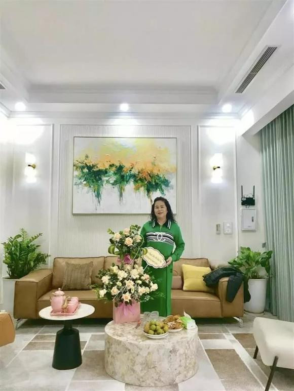  Biệt thự của mẹ ruột Đàm Thu Trang thiết kế theo phong cách châu Âu với tông màu trắng sang trọng.