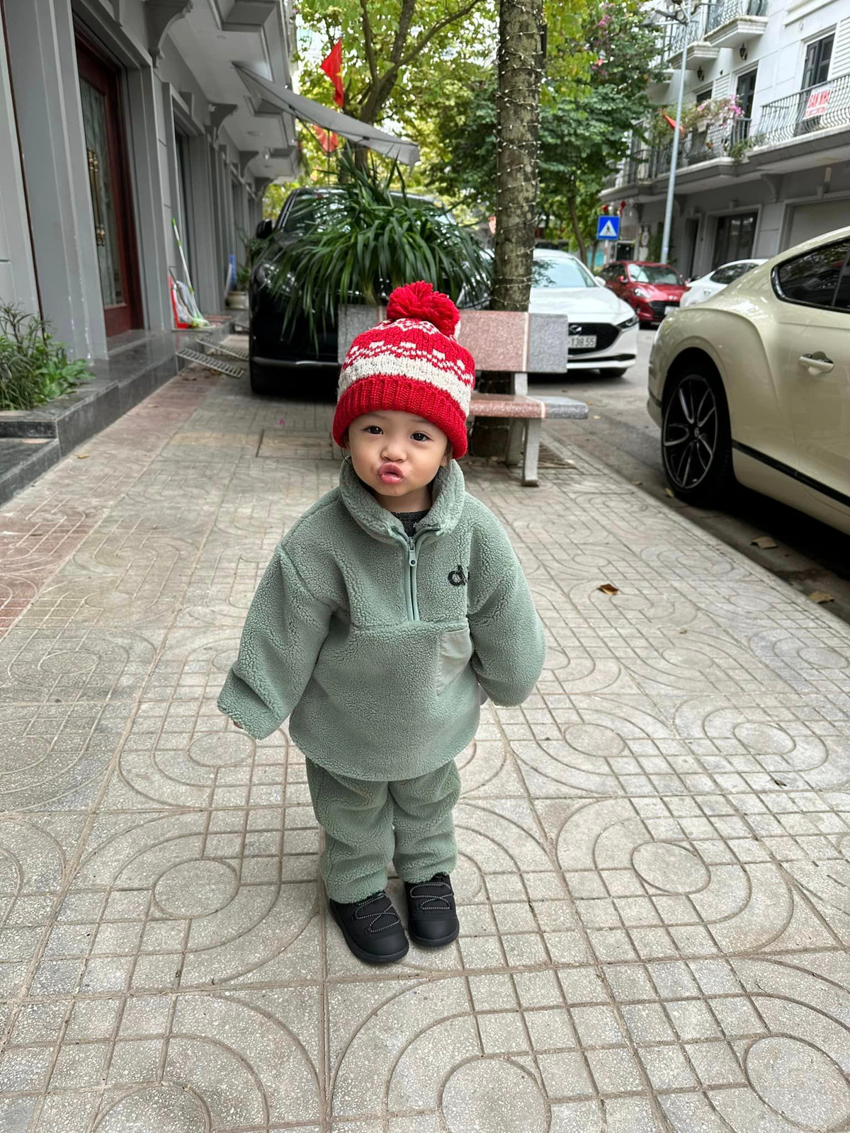 Cựu người mẫu đưa con gái Suchin về thăm quê ngoại, nhân tiện cho ái nữ có kỳ nghỉ đông.