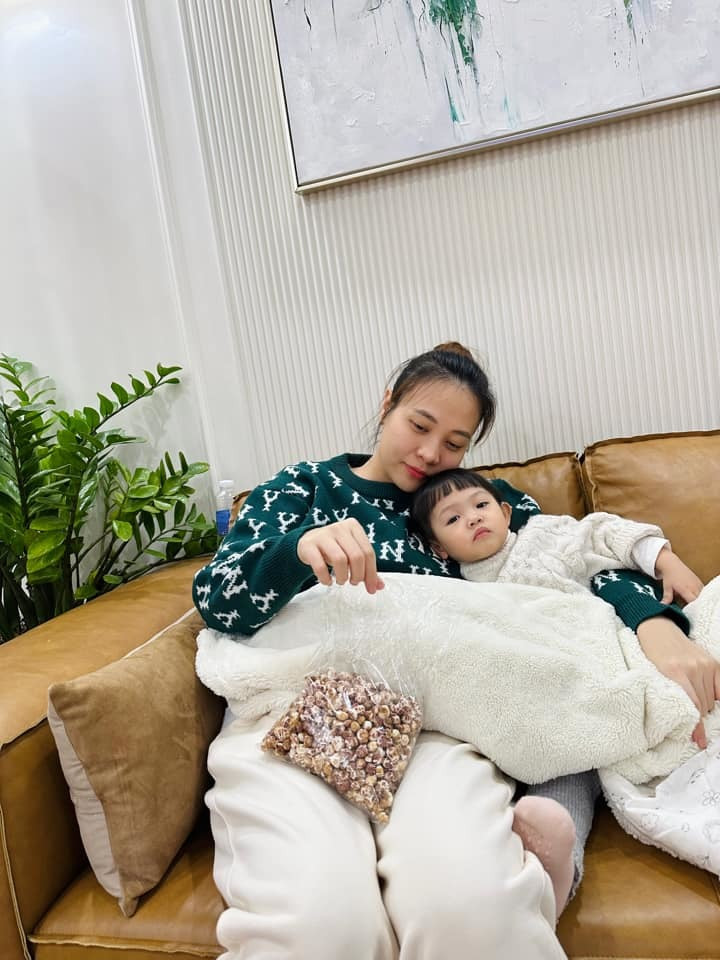 Mới đây, người hâm mộ có dịp chiêm ngưỡng cơ ngơi hoành tráng của gia đình Đàm Thu Trang tại quê nhà Lạng Sơn nhân dịp cô về thăm nhà.