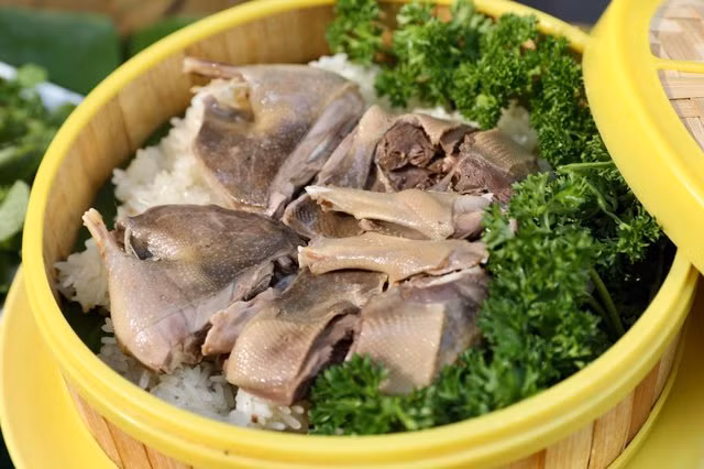 Chim sâm cầm thịt mềm, đỏ tươi được chế biến thành những món ăn cầu kỳ hấp dẫn như hầm thuốc bắc, hầm sâm hay nấu xôi. Ảnh: Internet