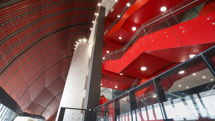 Ở bên trong, sân được thiết kế hiện đại với 3 màu chủ đạo là đỏ - đen - trắng. Ảnh: BTC World Cup 2022