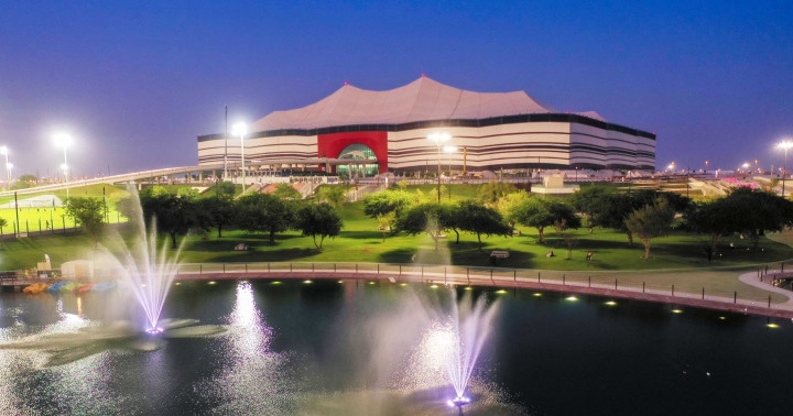 Ngoài mục đích mang tính biểu tượng, lớp vỏ bên ngoài của sân còn hoạt động như một lá chắn cách nhiệt chống lại khí hậu sa mạc khắc nghiệt của khu vực, hoạt động song song với hệ thống làm mát. Ảnh: Gettty