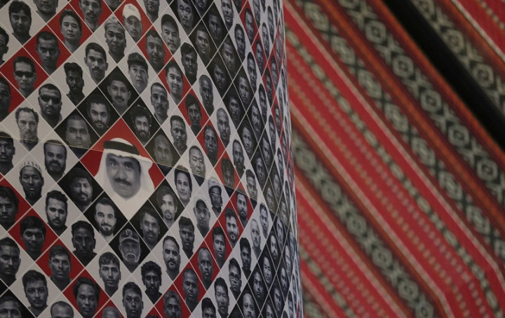 Đáng chú ý, phía trong sân Al Bayt có 2 bức tranh tường tri ân tất cả những người tham gia quá trình xây dựng. Ảnh: Snl24