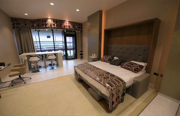 Các vị khách chỉ cần bước ra khỏi phòng ngủ là có thể thưởng thức các trận đấu hấp dẫn tại World Cup 2022. Ảnh: Snl24