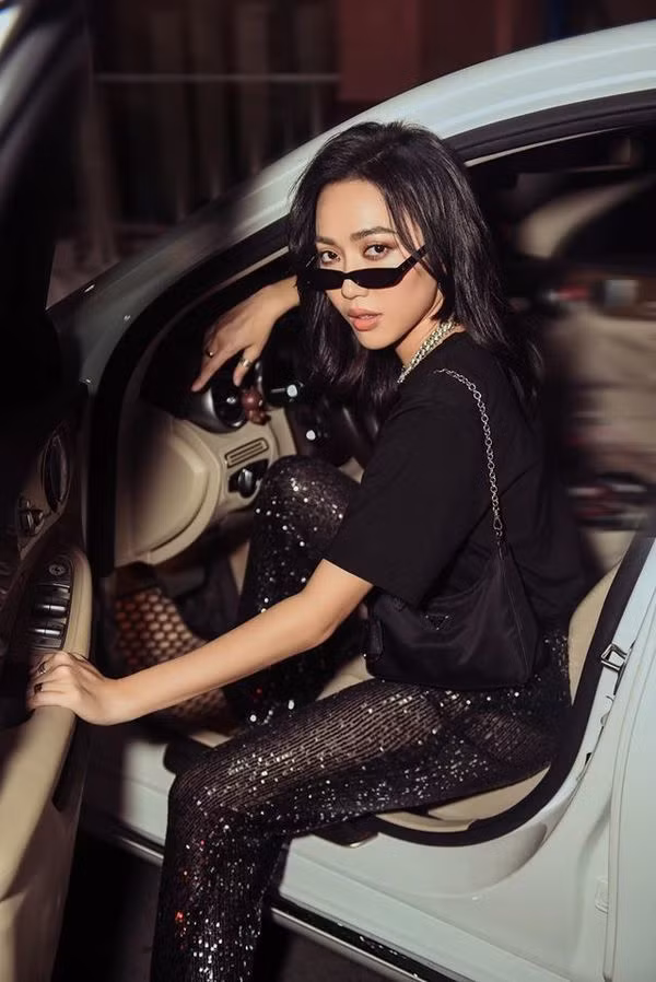 Xế hộp màu trắng là phương tiện di chuyển thường thấy của Diệu Nhi. Ảnh: FB Diệu Nhi