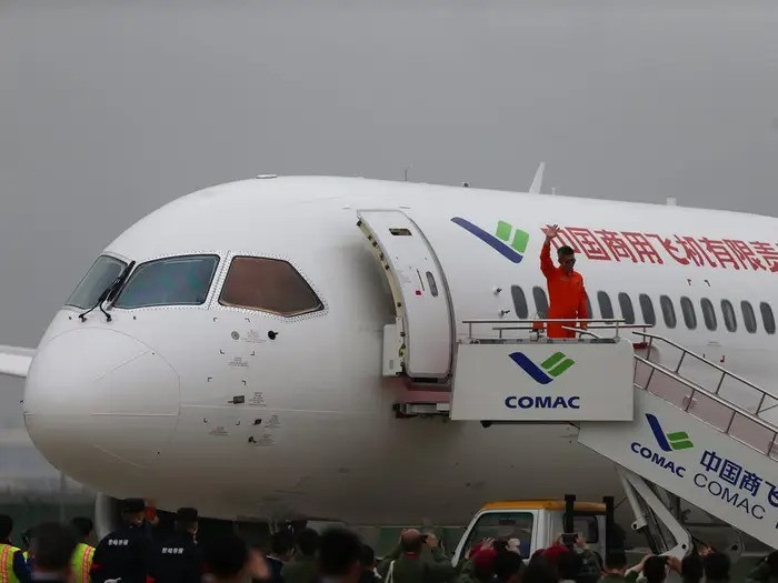 Theo Reuters, chiếc máy bay 164 chỗ sẽ bay chuyến đầu tiên từ Thượng Hải đến Bắc Kinh. Hãng cũng có kế hoạch phục vụ các thành phố như Quảng Châu, Thành Đô và Hạ Môn.