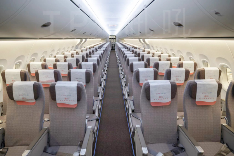 Máy bay có 20 màn hình 12 inch (30,4 cm) có thể chiếu phim độ phân giải 1.080 pixel.