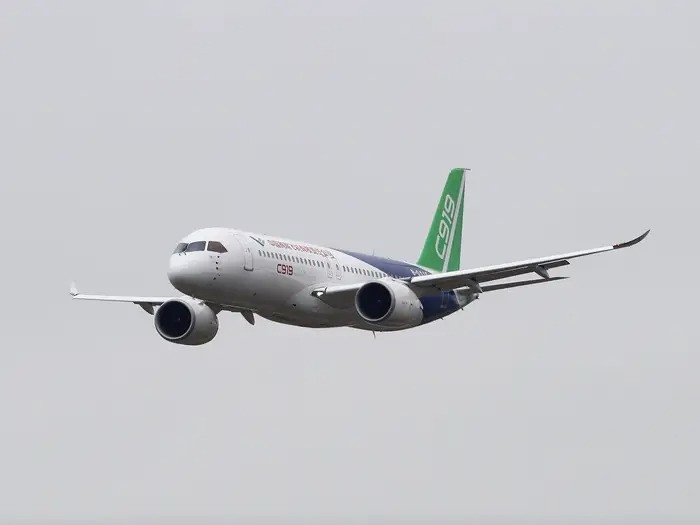 Sau 14 năm sản xuất, chiếc máy bay chở khách đầu tiên do Trung Quốc sản xuất Comac C919 đã được bàn giao cho hãng hàng không China Eastern Airlines hôm 9/12.