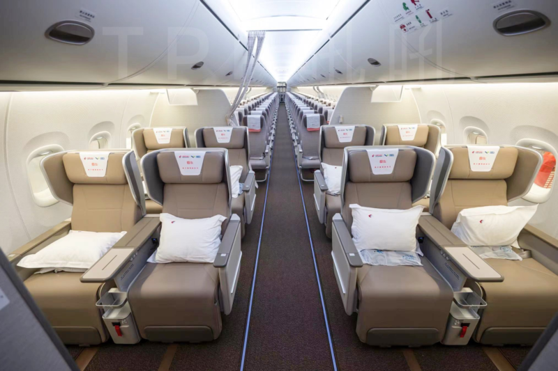 C919 có thiết kế hai cabin với 8 ghế hạng thương gia và 156 ghế hạng bình dân.