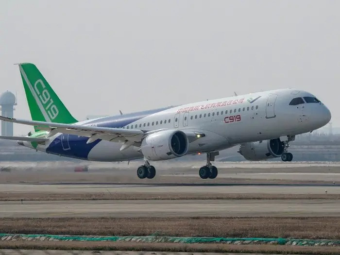 C919 là máy bay chở khách thân hẹp do Tập đoàn Máy bay Thương mại Trung Quốc (Comac) chế tạo.