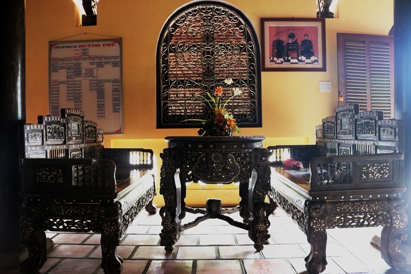 Bộ trường kỷ khảm xà cừ, nhập từ Pháp, có niên đại gần 100 năm. Ảnh: Vietnamnet