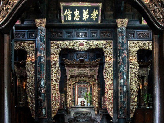 Bàn thờ đặt trang trọng giữa nhà với hoa văn chạm trổ tỉ mỉ, sơn son thiếp vàng. Ảnh: Internet