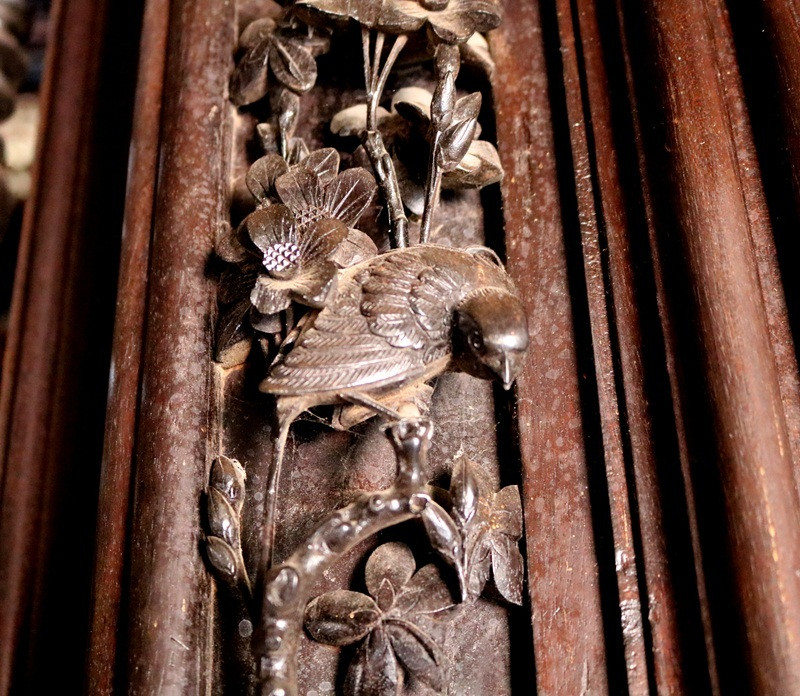 Bên trong căn nhà là những bức chạm khắc vô cùng tinh tế và công phu. Ảnh: Vietnamnet