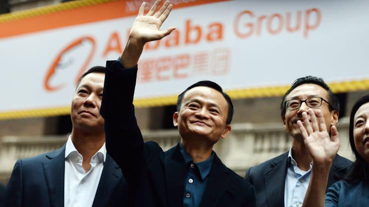 Năm 2014 đánh dấu sự kiện lịch sử của Alibaba với IPO lớn nhất thế giới trên sàn chứng khoán New York, huy động được khoảng 25 tỷ USD. Jack Ma bỗng vụt sáng trở thành người đàn ông giàu nhất Trung Quốc. Ảnh: AP