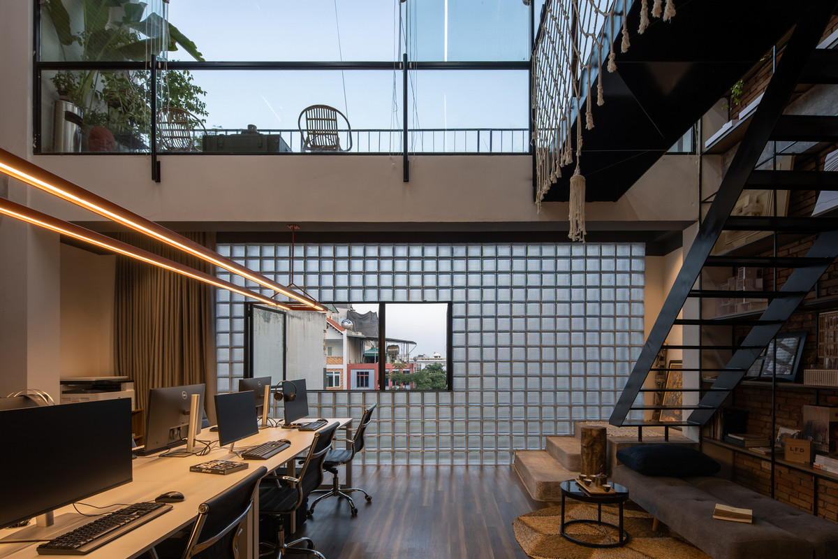 Mặt tiền của toà nhà văn phòng quay về hướng Đông Nam, được thiết kế với gạch kính và cây xanh nhằm kiểm soát lượng ánh sáng trực tiếp vào bên trong.