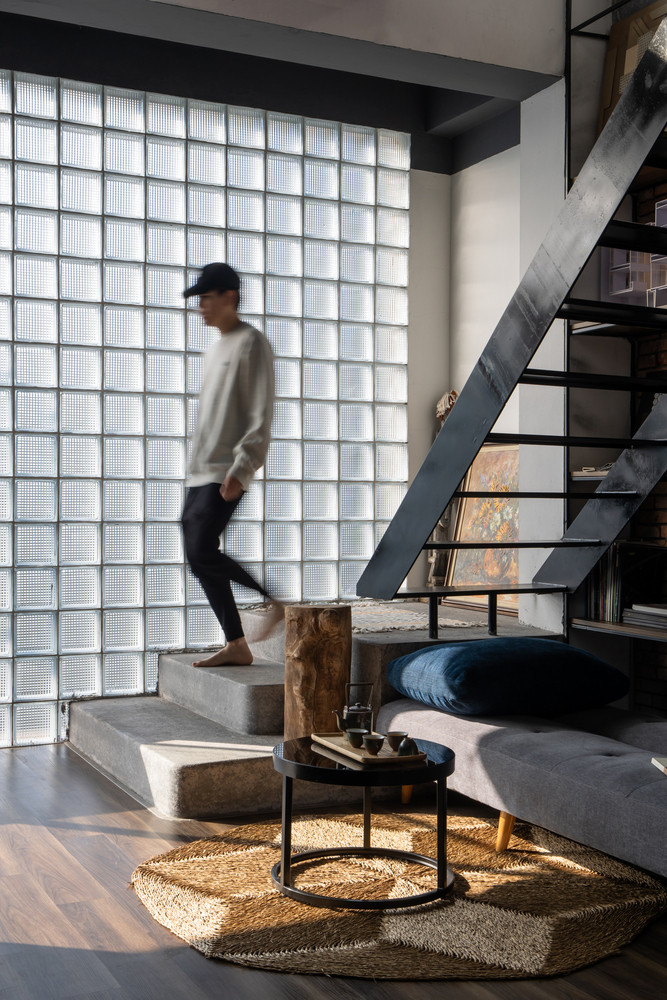 Kiến trúc sư muốn tạo ra một không gian mở và kết nối giữa hai tầng, đồng thời tận dụng tối đa ánh sáng tự nhiên từ mặt tiền.