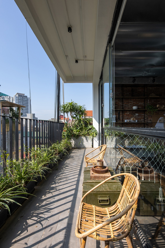 Góc ban công tràn ngập cây xanh cho nhân viên thư giãn. Nguồn ảnh: Hoang Le