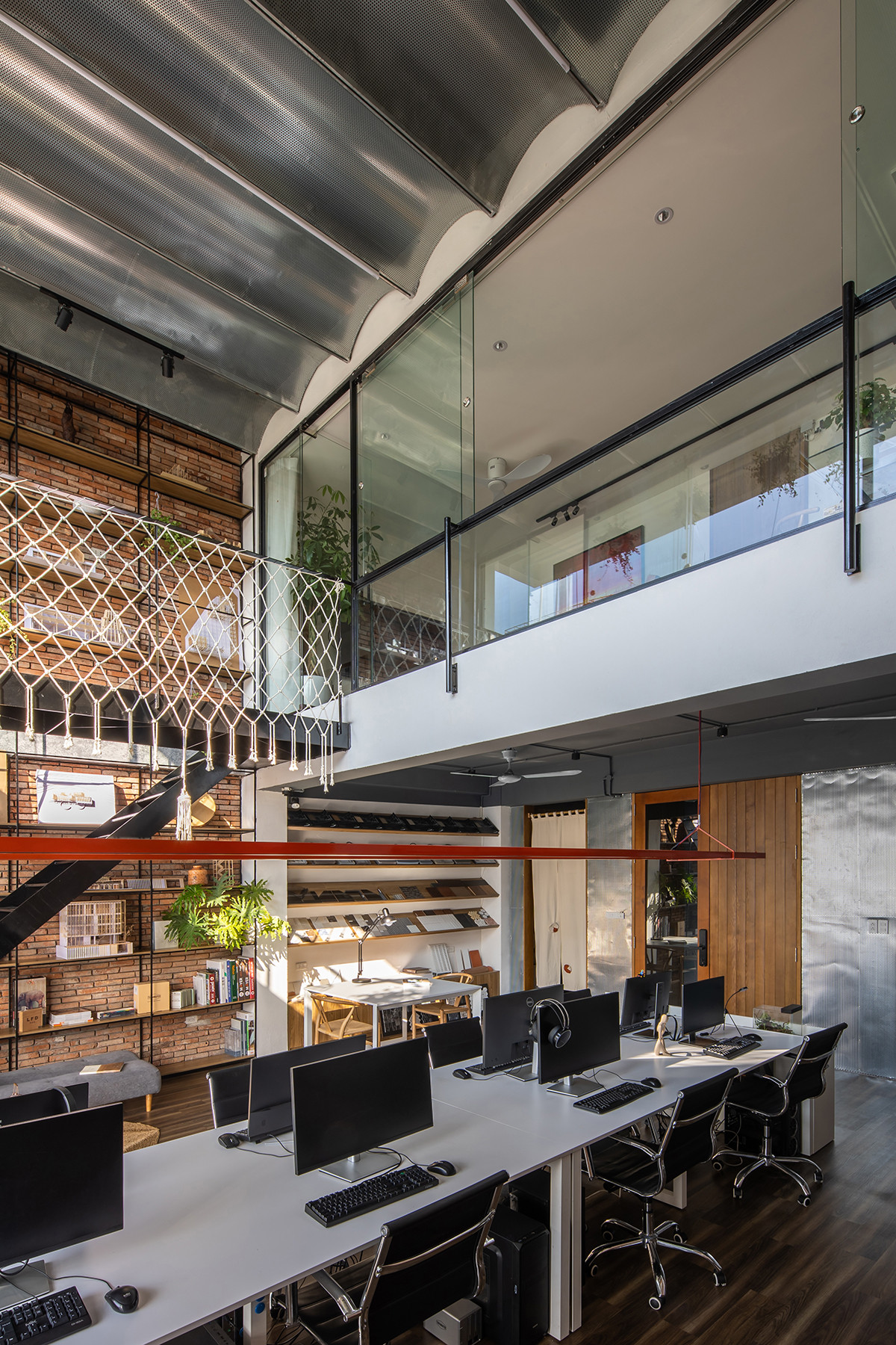 Khoảng thông tầng giúp các không gian mở và kết nối với nhau.