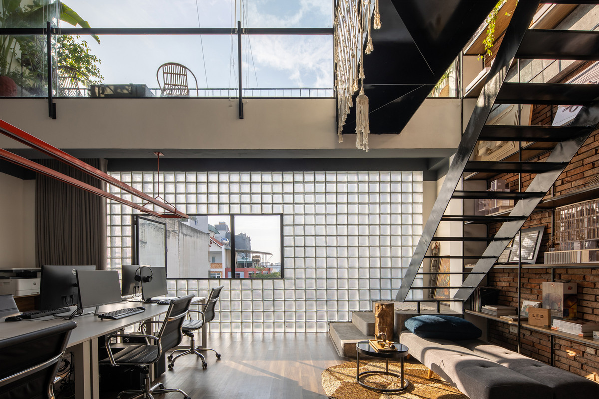 Gạch kính cũng tạo ra hiệu ứng ánh sáng thú vị thay đổi theo từng giờ trong ngày.