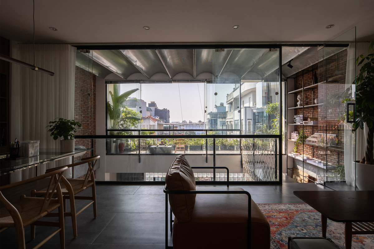 Vì vậy, một phần tầng 2 được phá bỏ, tạo thành khoảng thông tầng cao 5m tại trung tâm văn phòng.