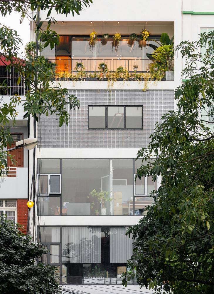 PAK Office là một dự án cải tạo tại Hà Nội với 2 tầng trong một tòa nhà tương đối nhỏ có 7 tầng, mỗi tầng có diện tích khoảng 80m2.