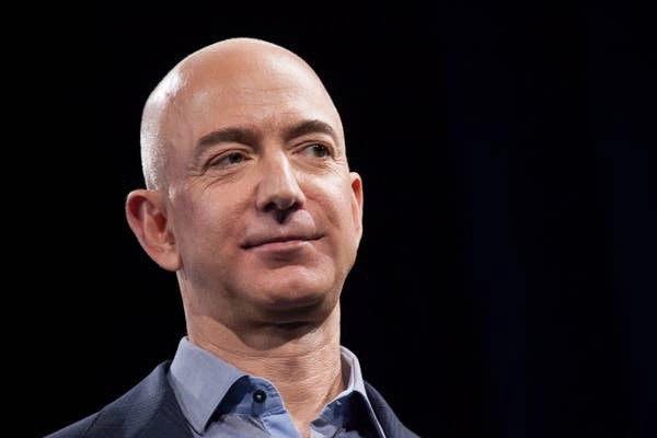Ước tính, tỷ phú Jeff Bezos kiếm được 3.715 USD mỗi giây, cao gấp 3 lần rưỡi so với mức lương trung bình hàng tuần của hầu hết người Mỹ (984 USD mỗi tuần).