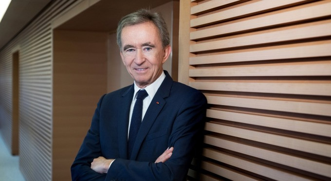 Tại thời điểm ngày 9/12/2022, tỷ phú Bernard Arnault là người giàu nhất thế giới (theo Forbes) với 186,5 tỷ USD. Đứng thứ 2 là Elon Musk với 185 tỷ USD.