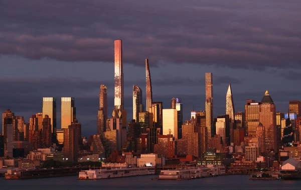 Ít người biết, khoảng cách giàu có tồn tại ngay cả giữa các tỷ phú. Phần lớn (94%) có giá trị từ 10 tỷ USD trở xuống. Sau đó, 5% có giá trị từ 10 đến 30 tỷ USD. "Siêu tỷ phú" - chiếm dưới 1% tổng số tỷ phú - có giá trị tài sản là hơn 30 tỷ USD.