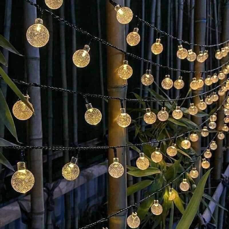 Ánh sáng góp phần cho ngôi nhà thêm rực rỡ. Vì vậy, gia chủ có thể dùng đèn nháy trang trí sân vườn, ban công...hay các vị trí của cây mai, cây đào, cây quất... Ảnh: Internet