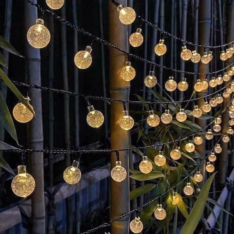 Ánh sáng góp phần cho ngôi nhà thêm rực rỡ. Vì vậy, gia chủ có thể dùng đèn nháy trang trí sân vườn, ban công...hay các vị trí của cây mai, cây đào, cây quất... Ảnh: Internet