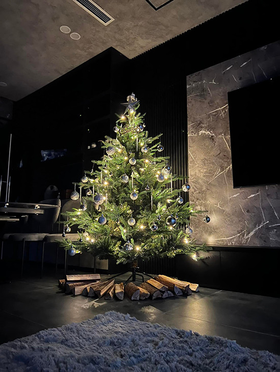 Năm 2020, Khắc Việt cũng hé lộ việc "tậu" 2 căn nhà trước khi vợ sinh con đầu lòng. Trước đó, nam ca sĩ có một số căn chung cư để kinh doanh, cho thuê nhưng đã bán đi và chuyển xuống ở mặt đất. Ảnh: FBNV