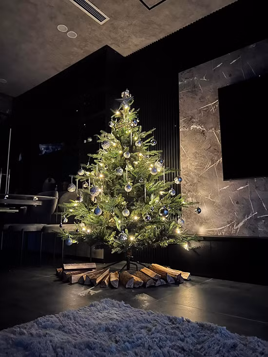 Năm 2020, Khắc Việt cũng hé lộ việc "tậu" 2 căn nhà trước khi vợ sinh con đầu lòng. Trước đó, nam ca sĩ có một số căn chung cư để kinh doanh, cho thuê nhưng đã bán đi và chuyển xuống ở mặt đất. Ảnh: FBNV